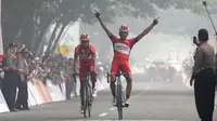 Pebalap Pishgaman Giant Team Iran, Amir Zargari, finis pertama di Etape 2 Tour de Singkarak 2015 Minggu (4/10/2015). (Bola.com/Arief Bagus)