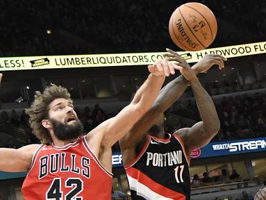 Pebasket Portland Trail Blazers, Ed Davis, berebut bola dengan pebasket Chicago Bulls, Robin Lopez, pada laga NBA di Stadion United Center, Selasa (2/1/2018). Bulls kalah dari Blazers dengan skor 120-124. (AP/David Banks)