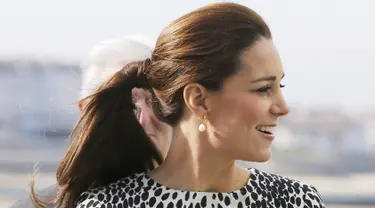 Kate Middleton selalu tampil cantik meski saat hamil. Berikut ini busanay yang dikenakannya saat hamil dan usai melahirkan. Kate saat tiba di Galeri Seni di Margate, Inggris pada 11 Maret 2011. (AFP Photo/Suzanne Plunkett)