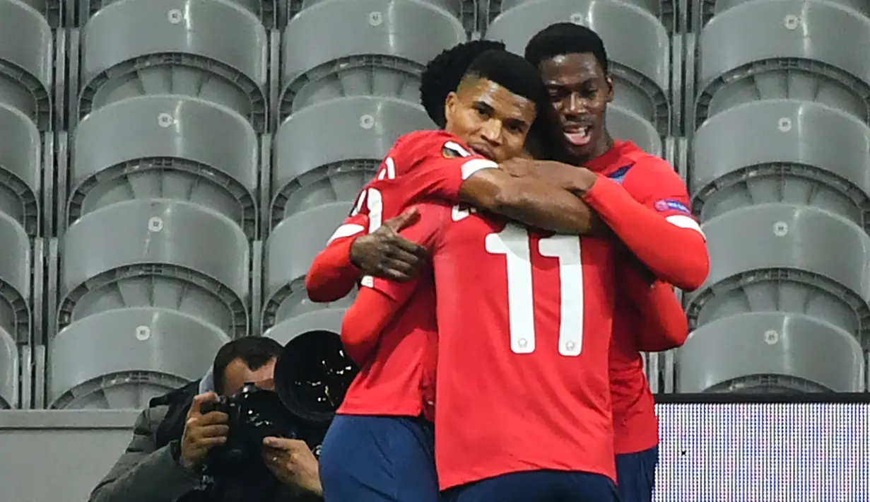 Pemain Lille merayakan gol yang dicetak Jonathan Bamba ke gawang AC Milan laga lanjutan Liga Europa di Stade Pierre Mauroy, Jumat (27/11/2020) dini hari WIB. AC Milan bermain imbang 1-1 menghadapi Lille. (AFP/Dennis Charlet/pool)