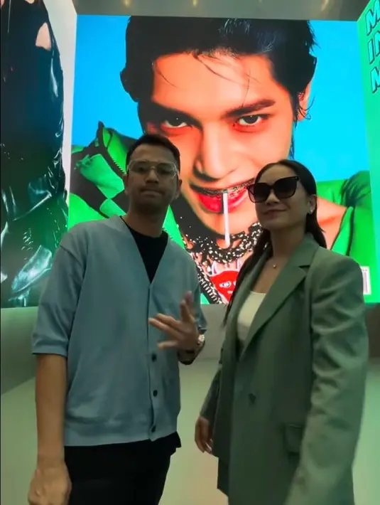 Kompak pakai sunglasses saat berkunjung ke gedung SM Entertainment, agensi yang menaungi ‘anak angkat’ mereka, NCT DoJaeJung.