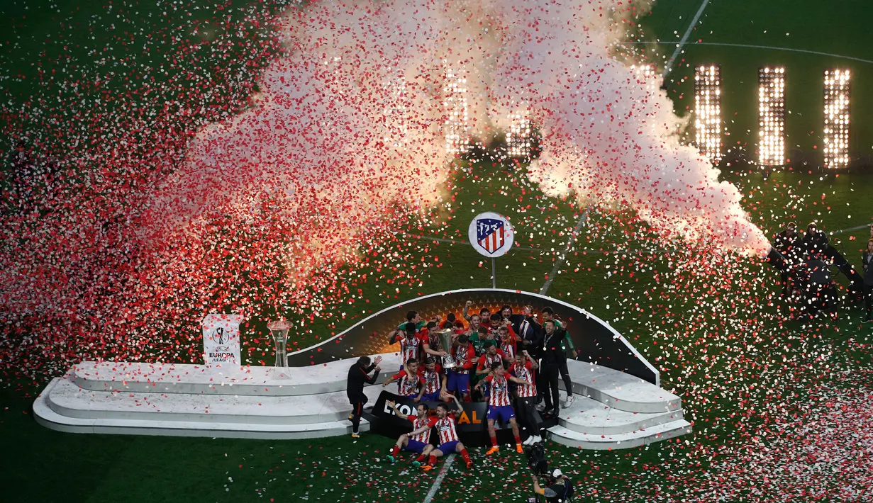 Pemain Atletico Madrid merayakan kemenangannya saat menjadi juara Liga Europa usai mengalahkan Marseille di Stade de Lyon, Prancis (16/5). (AP Photo / Christophe Ena)