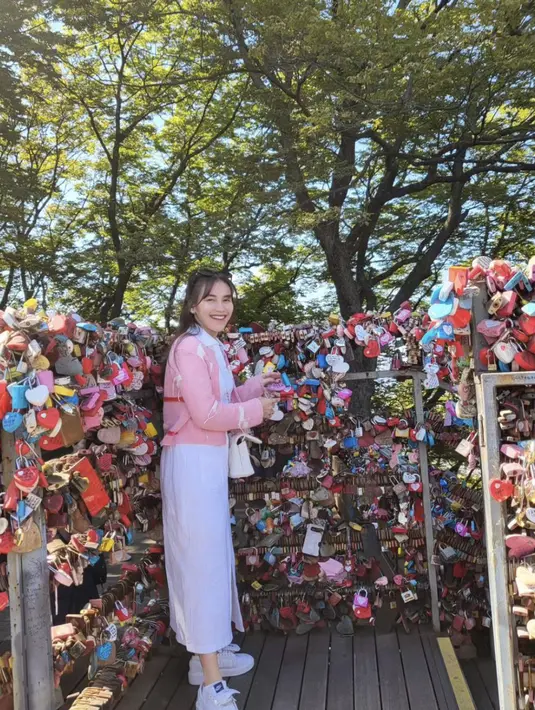 Bahkan pada kesempatan ini, Ayu Ting Ting terlihat begitu fresh dan awet muda dengan paduan warna pink putih yang menggemaskan.  [Foto: Instagram/ Ayu Ting Ting]