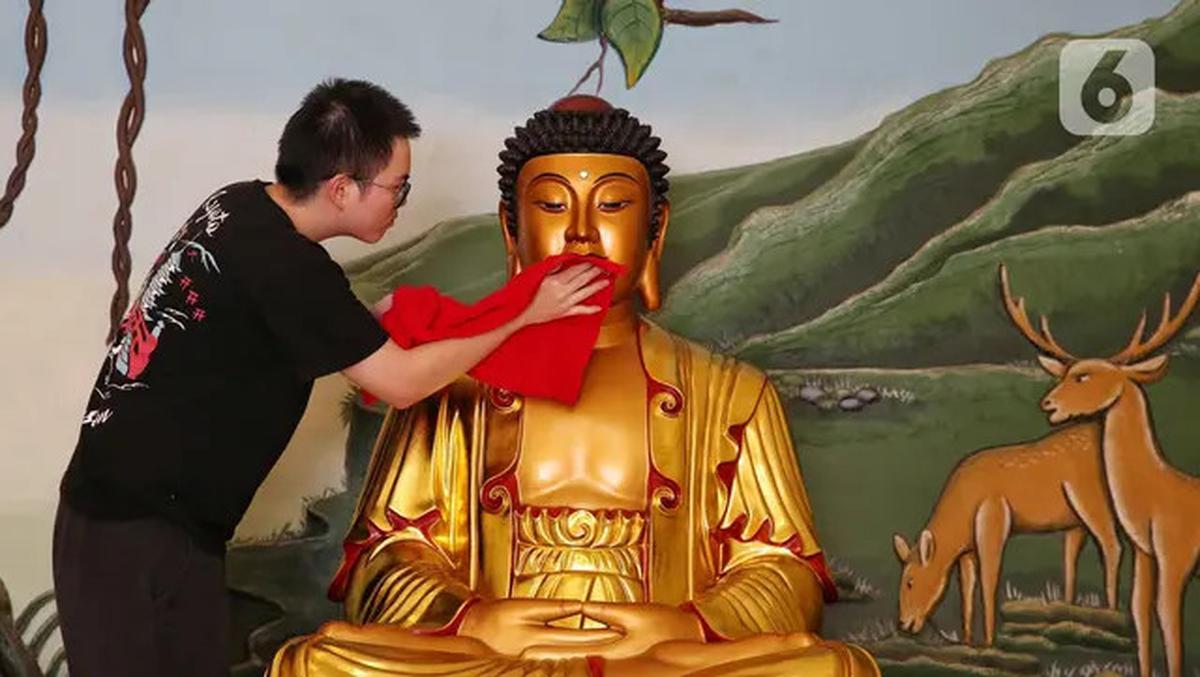Melihat Ritual Bersih-bersih Patung dan Vihara Amurva Bhumi Jakarta