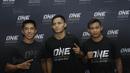 Petarung Indonesia, Stefer Rahardian foto bersama usai latihan terbuka jelang laga One Championship di Senayan, Jakarta, Kamis (14/07/2017). Pertarungan tersebut akan berlangsung di JCC, Jakarta, Sabtu (16/9/2017). (Bola.com/M Iqbal Ichsan)