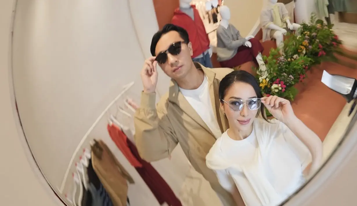 Keduanya kompak mengenakan kecamata. Nikita mengenakan kacamata dengan kaca biru, Indra mengenakan kacamata hitam. [@nikitawillyofficial94]