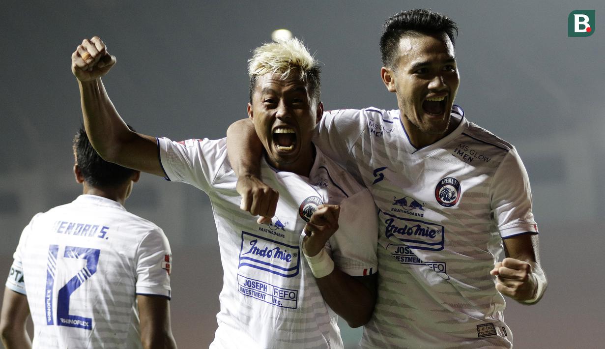 Pemain Arema FC, Kushedya Hari Yudo dan Muhammad Rafli melakukan selebrasi usai membobol gawang Tira Persikabo pada laga Shopee Liga 1 di Stadion Pakansari, Bogor, Senin, (2/3/2020). Tira Persikabo takluk 0-2 dari Arema FC. (Bola.com/M Iqbal Ichsan)