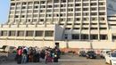 Para tamu berkumpul di luar sebuah hotel mewah yang mengalami kebakaran di kota Karachi, Pakistan, Senin (5/12). Sedikitnya 11 orang tewas dan puluhan lainnya luka-luka akibat musibah tersebut. (RIZWAN Tabassum/AFP)