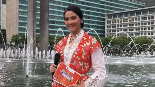 Maudy Koesnaedi, Rossa, dan Happy Salma  saat Tampil di CFD Bundaran HI mengenakan kebaya.