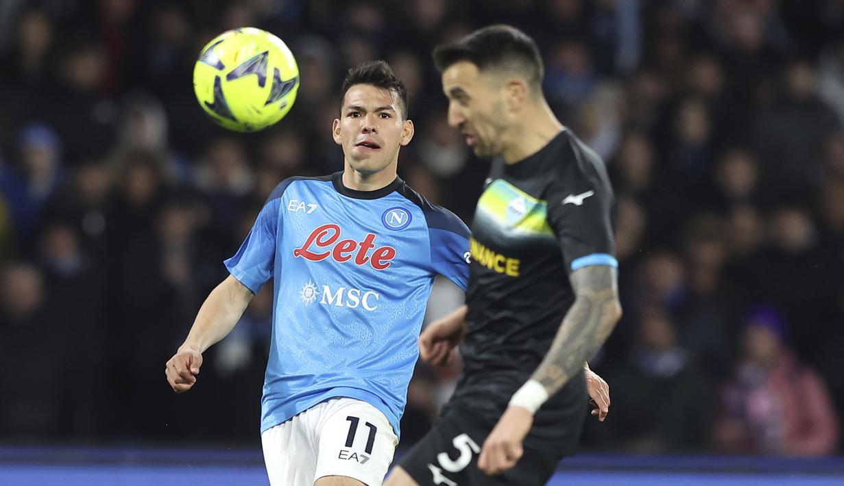 Pemain Napoli, Hirving Lozano berebut bola dengan pemain Lazio, Matias Vecino, pada laga Liga Italia di Stadion Diego Armando Maradona, Sabtu (4/3/2023). Hasil ini merupakan kekalahan kedua Napoli sepanjang Liga Italia musim 2022/2023. Sebelumnya, Napoli cuma kalah dari Inter Milan pada Januari lalu. (Alessandro Garofalo/LaPresse via AP)