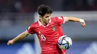Pemain Timnas Indonesia U-17, Amar Brkic berusaha mengontrol bola saat menghadapi Timnas Panama U-17 pada laga kedua Grup A Piala Dunia U-17 2023 di Stadion Gelora Bung Tomo (GBT), Surabaya, Senin (13/11/2023). (Bola.com/Bagaskara Lazuardi)