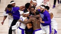 Para pebasket Los Angeles Lakers merayakan gelar juara usai menaklukkan Miami Heat Pada gim keenam final NBA di  AdvenHealth Arena, Senin (12/10/2020). Lakers menang dengan skor 106-93. (AP Photo/John Raoux)