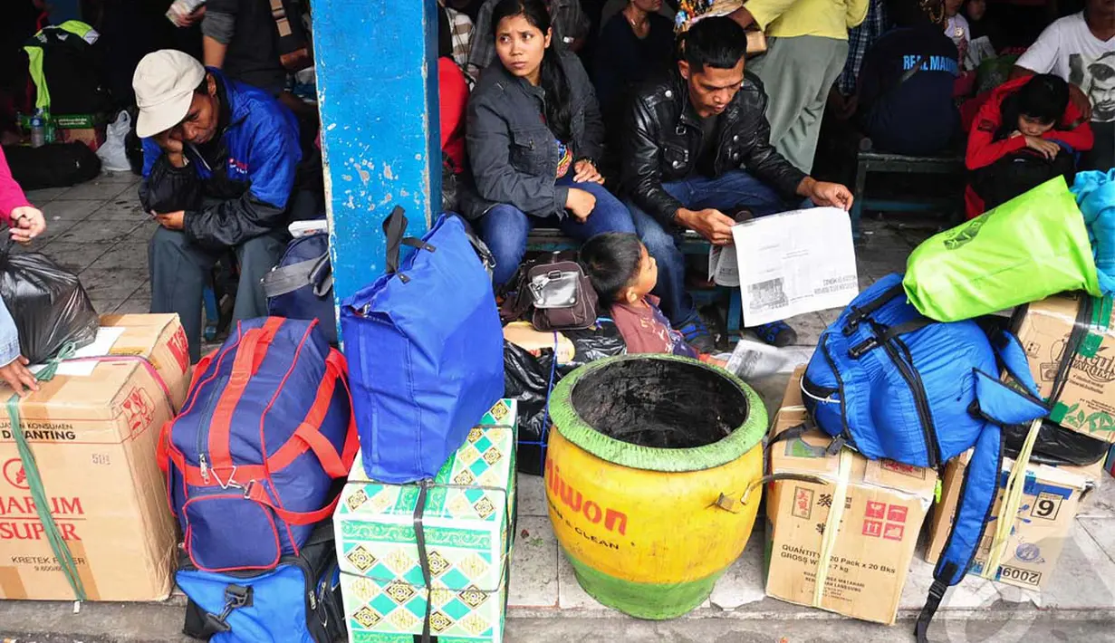 Para pemudik menunggu bus keberangkatan yang akan mengantarkan mereka ke kota tujuan, Jakarta, Senin (21/07/2014) (Liputan6.com/Faizal Fanani)
