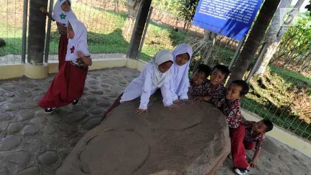 Melihat Prasasti Telapak Kaki Gajah Peninggalan Kerajaan Tarumanegara