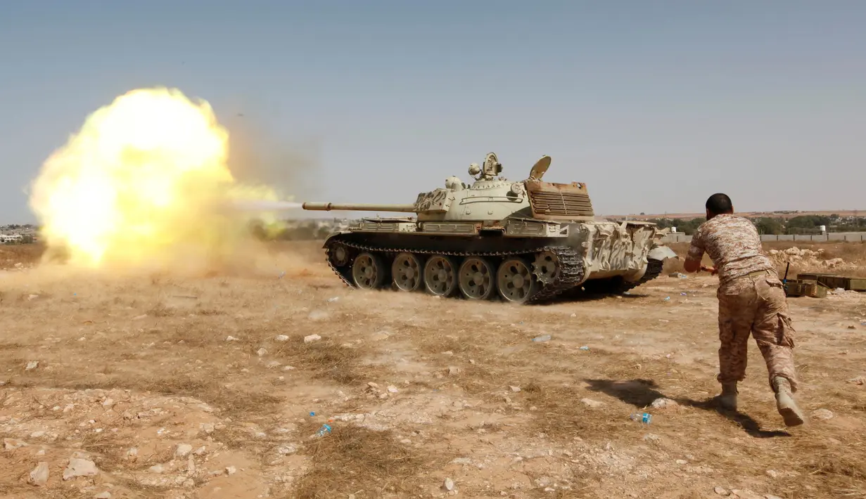 Sebuah tank pasukan militer pemerintah Libya melepaskan tembakan kepada para pejuang ISIS di Sirte pada tanggal 30 Juni 2016. (REUTERS / Ismail Zitouni)