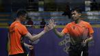 Ganda putra Indonesia, Fajar Rian / Muhammad Rian, melakukan tos saat melawan Aaron Chia / Soh Wooi Yik pada final beregu SEA Games 2019 di Multinlupa Sport Center, Rabu (4/12). Fajar / Rian kalah 17-21 dan 13-21. (Bola.com/M Iqbal Ichsan)