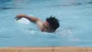 Pemain Timnas Indonesia U-22, Witan Sulaiman menjalani latihan ringan tambahan berupa sesi berenang untuk peregangan otot di Hotel Phnom Penh, Kamboja, Minggu (30/4/2023). (Bola.com/Gregah Nurikhsani)