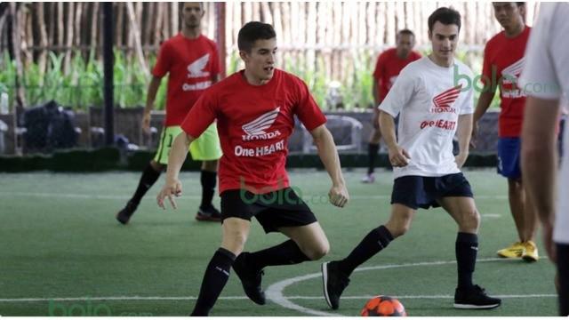 Dua pebalap MotoGP, Marc Marquez dan Dani Pedrosa, bermain futsal bareng Menpora Imam Nahrawi di lapangan futsal Kuningan Village, Jakarta.