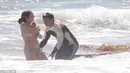Kini, Taylor Lautner kembali dekat dengan wanita cantik. Namun wanita tersebut masih belum diketahui siapa identitasnya. Keduanya nampak nyaman dan berenang di Pantai Malibu. (Dailymail)