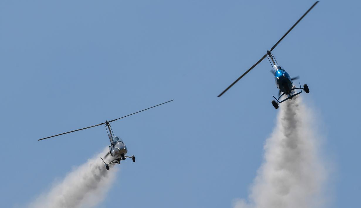 Sejumlah helikopter tampil dalam pertunjukan aerobatik di Wilayah Siziwang, Ulanqab, Daerah Otonom Mongolia Dalam, China utara, pada 21 Agustus 2020. (Xinhua/Darhan)