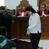 Perempuan yang dikabarkan telah menikah siri dengan pengusaha Faisal Harris itu juga terlihat diberi obat dan air mineral oleh pengacara yang mendampingi. (Deki Prayoga/Bintang.com)