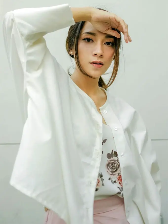 Dinda Kirana terlihat cantik saat menggunakan hijab