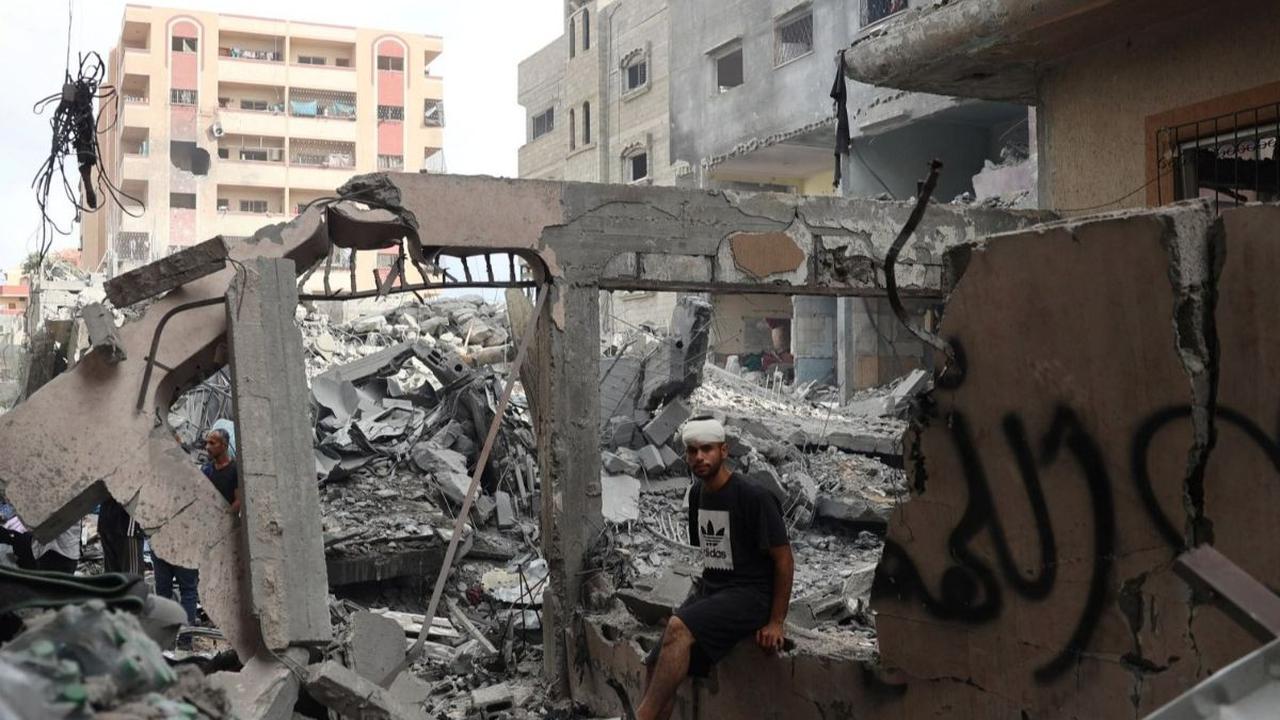 Dua hari berlalu usai serangan brutal Israel ke Kamp Pengungsi Nuseirat, menyisakan kehancuran fatal bangunan dua blok apartemen dan korban tewas yang mencapai ratusan orang dari warga sipil. Foto: AFP<br>