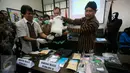 Kepala BNNP DIY, Kombes Pol Soetarmono menunjukan barang bukti sabu pada gelar perkara kasus narkoba di BNNP DIY, Jumat (15/4/2016). Petugas berhasil mengamankan tujuh tersangka dan seorang WN Afrika dalam empat TKP yang berbeda. (Foto: Boy Harjanto)