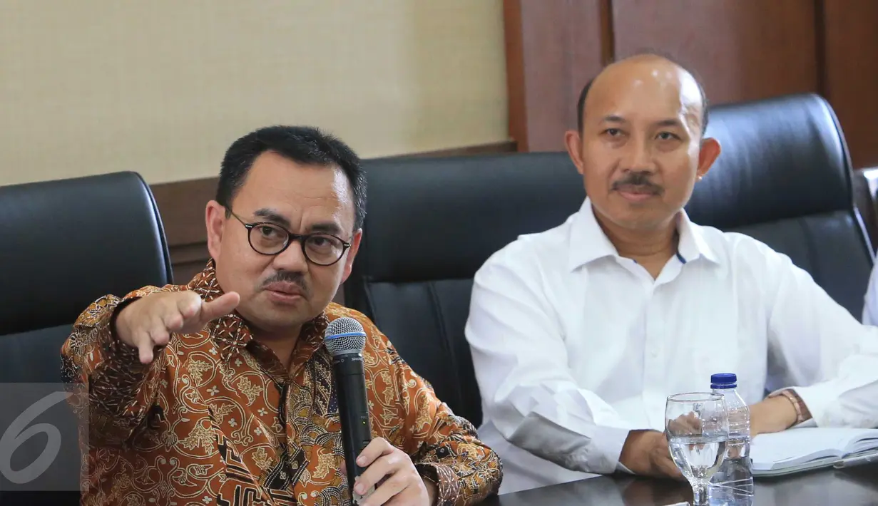 Menteri Energi dan Sumber Daya Mineral (ESDM) Sudirman Said (kiri) memberikan keterangan pers di Kantor Kementerian ESDM, Jakarta, (24/3). Kementerian ESDM membuka ruang perpanjangan kontrak kerjasama dengan Inpex Corporation. (Liputan6.com/Angga Yuniar)