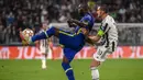 Chelsea memperoleh peluang pertama pada menit ke-6 melalui Romelu Lukaku. Sambarannya usai menerima umpan sepak pojok Marcos Alonso masih dapat diamankan kiper Juventus, Wojciech Szczesny. (AFP/Marco Bertorello)