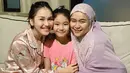 Inilah potret Bilqis yang tersenyum bahagia di momen ultah ke-9. Tak hanya sang ibunda, Bilqis juga mendapat limpahan kasih sayang dari orang-orang sekitar di hari ulang tahunnya. Termasuk dari sang tante yang bernama Syifa. (Liputan6.com/IG/@ayutingting92)
