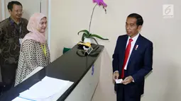 Presiden Jokowi saat meninjau Ruang Pelayanan Terpadu di Kementerian Luar Negeri, Jakarta, Senin (12/2). Selain untuk kekonsuleran, Ruang Pelayanan Terpadu juga ada fasilitas diplomatik serta informasi dan media. (Liputan6.com/Angga Yuniar)