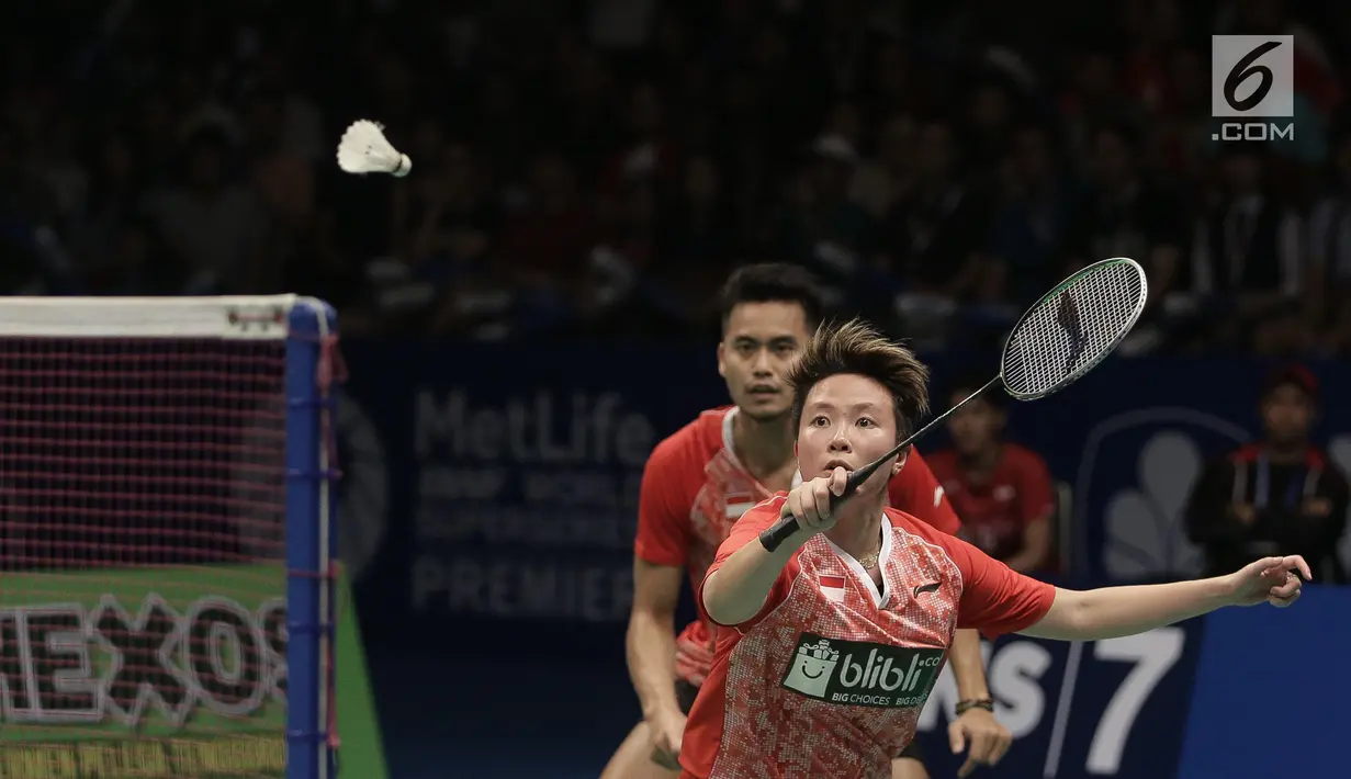 Ganda Campuran Indonesia, Tontowi Ahmad/Liliyana Natsir menahan kok dari Zheng Siwei/Chen Qingchen asal China dalam final BCA Indonesia Open 2017 di Jakarta, Minggu (18/6). Tontowi/Liliyana menang 22-20 21-15. (Liputan6.com/Faizal Fanani)