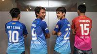 Para pemain timnas Indonesia berpose saat launching tim street soccer jelang gelaran Tafisa Games 2016 di Hotel Big, Jakarta, Kamis (6/10/2016). Timnas street soccer ini merupakan yang pertama di Indonesia. (Bola.com/Vitalis Yogi Trisna)