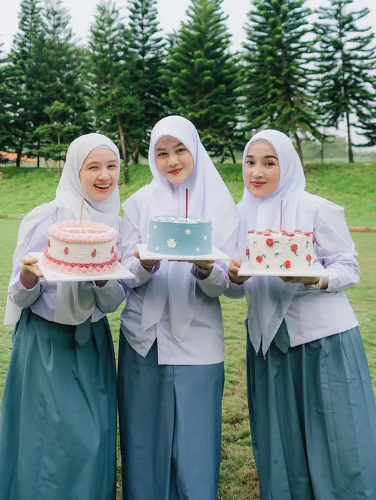 Selain photoshoot, momen ini dijadikan geng Butterfly untuk merayakan ulang tahun beberapa anggotanya di bulan Mei. [Foto: IG/asrikasura/ririe_fairuz].