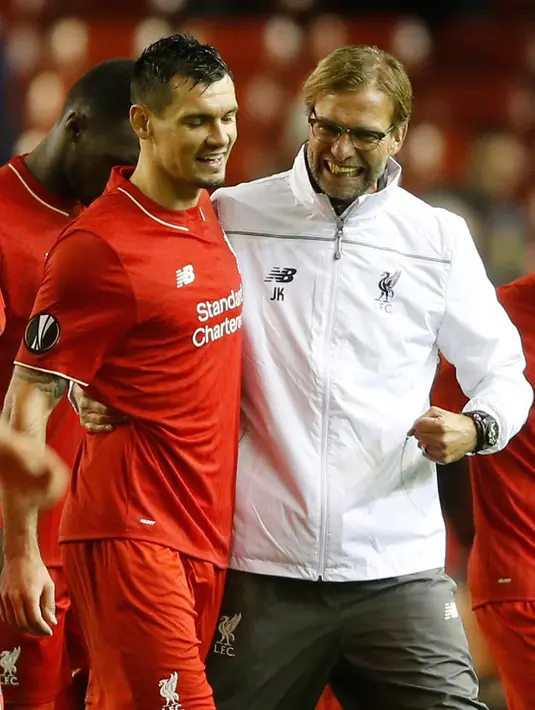 Pelatih Liverpool, Jurgen Klopp (kanan) tersenyum sambil merangkul gelandang Dejan Lovren usai pertandingan melawan Bordeaux di Stadion Anfield, Inggris (27/11). Liverpool menang atas Bordeaux dengan skor 2-1. (Reuters/Carl Recine)
