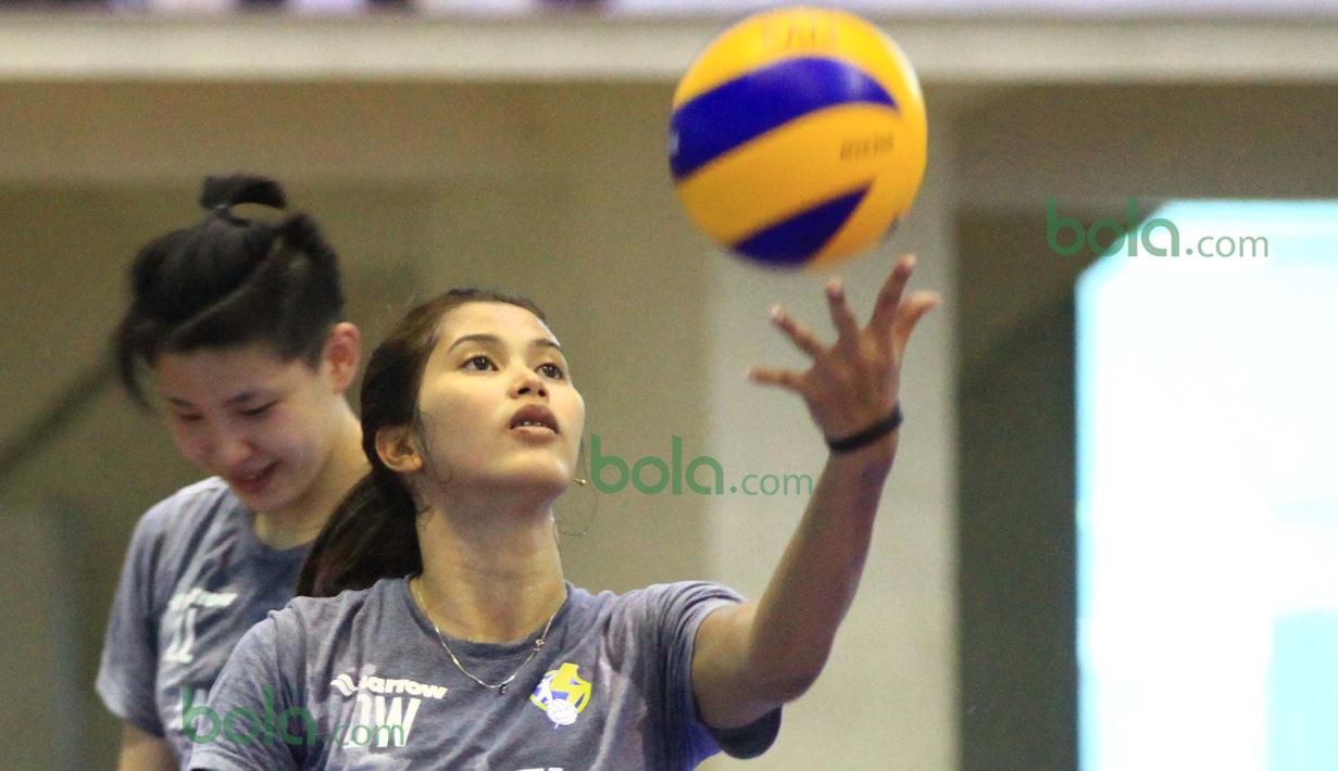 Pevoli Jakarta Elektrik, Dian Wijayanti tengah melakukan servis saat berlatih bersama timnya di Gor Ken Arok, Malang. (Bola.com/Nicklas Hanoatubun)