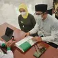 Gubernur Jawa Barat Ridwan Kamil beserta sang istri menunaikan pembayaran zakat mal melalui Badan Amil Zakat Nasional (Baznas) Jawa Barat di Gedung Pakuan, Kota Bandung, Selasa (12/4/2022).