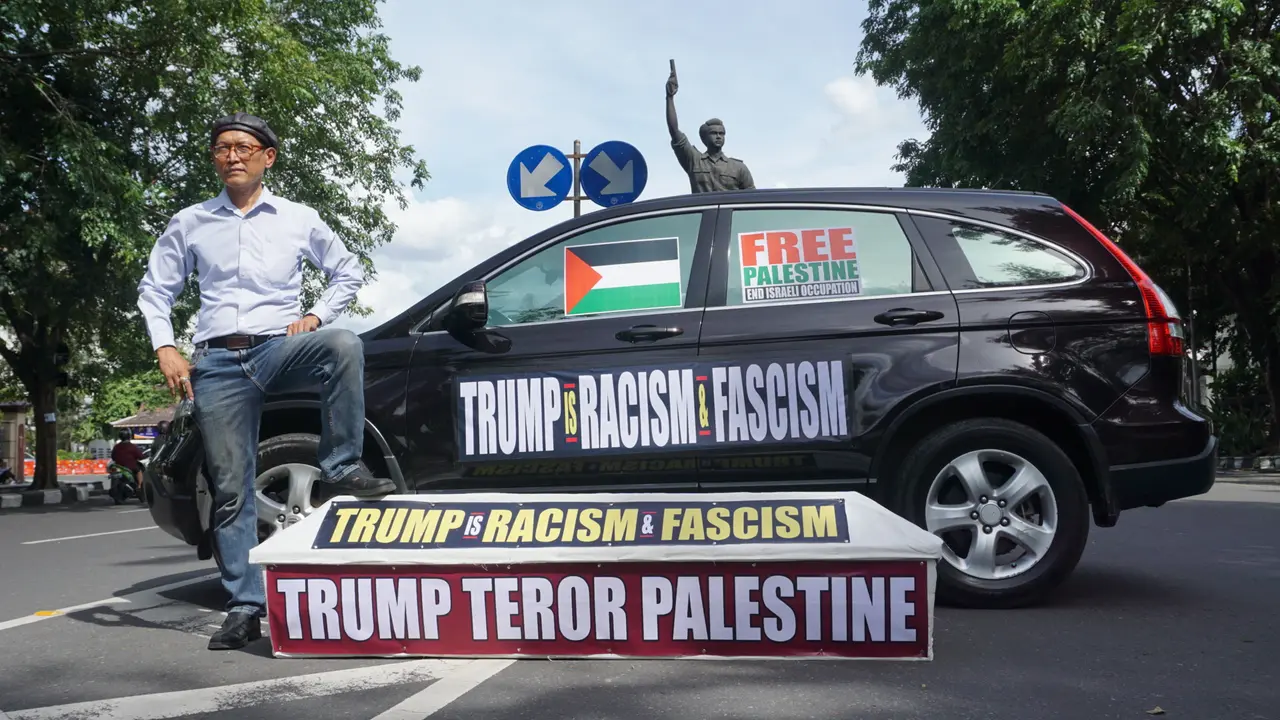 Demo Kecam Kebijakan Presiden trump