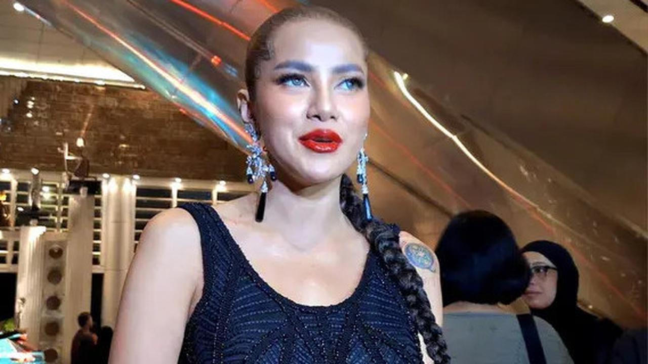 Penampilan Olla Ramlan di Resepsi Pernikahan Luna Maya dan Maxime Bouttier dengan Bibir Merah Merona, Cantik dan Anggun