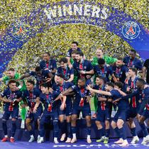 Pemain Paris Saint-Germain (PSG) melakukan selebrasi usai menjuarai Liga champions 2024/2025 di Stadion Allianz Arena, Minggu (01/06/2025) dini hari WIB. (AP Photo/Matthias Schrader)
