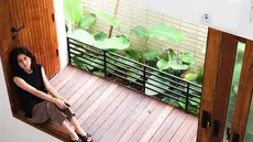 Keisya berhasil menciptakan suasana khas Jepang di rumahnya. Salah satu yang menarik perhatian adalah taman indoor mungil dengan pohon bonsai yang menyejukkan. Sentuhan hijau ini berpadu sempurna dengan elemen kayu, menciptakan harmoni alam yang menenangkan. (Liputan6.com/IG/@keisyalevronka)