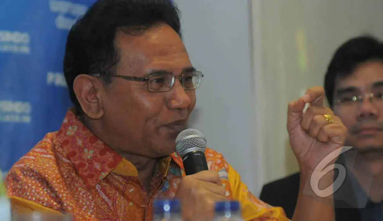 Martin Hutabarat saat menjadi pembicara pada bertajuk "Simalakama Jokowi" di kawasan Cikini, Jakarta, Sabtu (14/2/2015). Banyak permasalahan yang dihadapi Jokowi dinilai para pengamat seperti buah simalakama. (Liputan6.com/Herman Zakharia)