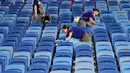 Usai menyaksikan laga Jepang melawan Yunani di Stadion Dunas, Natal, Brasil, (20/6/2014), suporter Samurai Biru melakukan aksi simpatik dengan membersihkan sisa-sisa makanan dan minuman. (REUTERS/Toru Hanai)