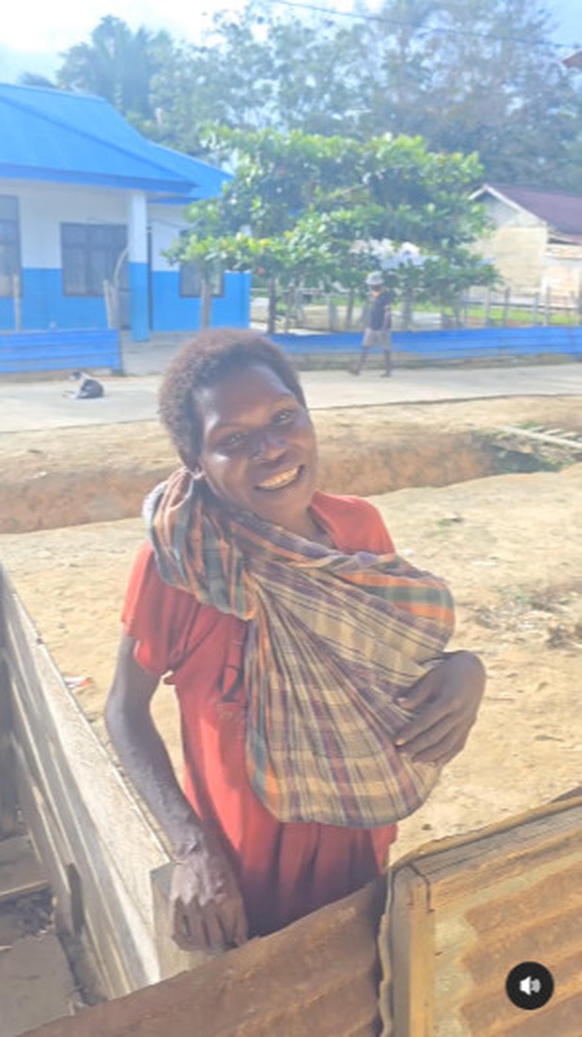 Potret Miris Mama Papua Sambil Gendong Bayi Bawa Daun Ubi Buat Ditukar dengan Garam