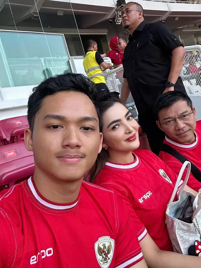 6 Potret Arsya Hermansyah Jadi Pendamping Garuda, Digandeng Nathan Tjoe-A-On