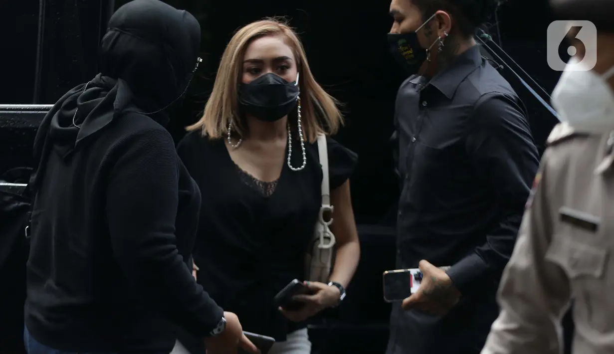 Pedangdut, Citra Rahayu atau Cita Citata saat tiba di gedung KPK untuk menjalani pemeriksaan penyidik KPK, Jakarta, Jumat (26/3/2021). Cita Citata dipanggil KPK sebagai saksi untuk tersangka Pejabat Pembuat Komitmen (PPK) di Kemensos, Matheus Joko Santoso (Liputan6.com/Helmi Fithriansyah)