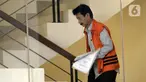 Bupati nonaktif Solok Selatan Muzni Zakaria bersiap menjalani pemeriksaan lanjutan oleh penyidik di Gedung KPK, Jakarta, Senin (24/2/2020). Muzni Zakaria diperiksa sebagai tersangka terkait suap proyek jembatan dan pembangunan masjid Solok senilai Rp 69,8 miliar. (merdeka.com/Dwi Narwoko)