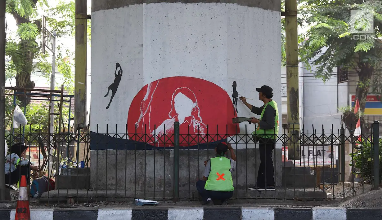 Peserta mengikuti kompetisi mural di tiang tol kawasan Rawamangun, Jakarta, Sabtu (4/5). Kompetisi tersebut digelar dalam rangka menyambut kegiatan Asian Games 2018 yang akan berlangsung di Jakarta dan Palembang. (Liputan6.com/Immanuel Antonius)