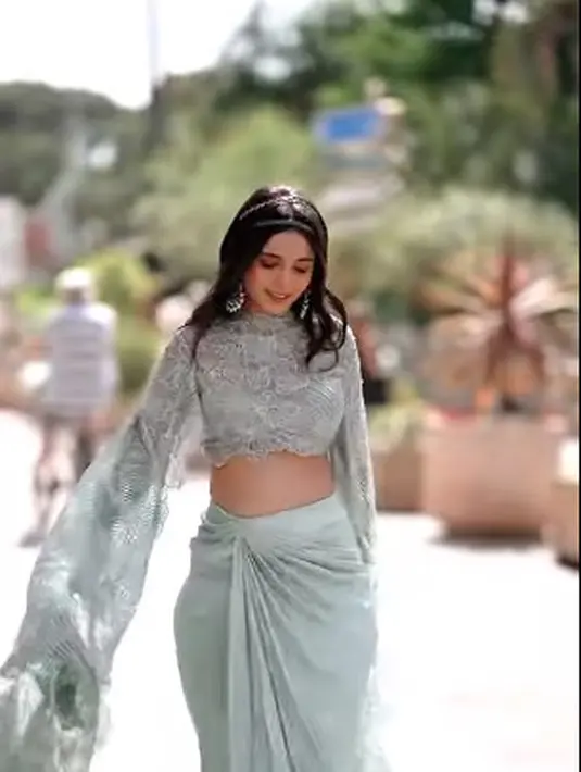 Influencer mode dan gaya hidup terkenal Masoom Minawala mengenakan outfit bergaya etnik Amit Aggarwal yang memperlihatkan keahlian adibusana India yang kaya
(Foto: Instagram @masoomminawala)